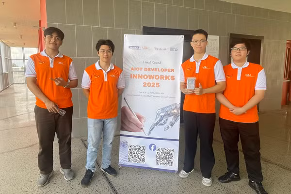 Nhóm sinh viên Trường Đại học Việt Đức, tác giả công trình nghiên cứu. Ảnh: Hà An