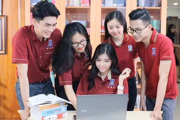 Cô trò Trường Đại học Nguyễn Tất Thành. Ảnh: NTCC
