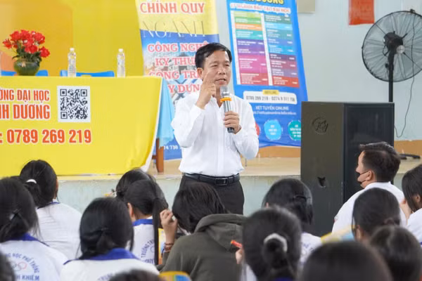 ThS Từ Hữu Công trong một hoạt động tại Trường Đại học Bình Dương. Ảnh: NVCC 