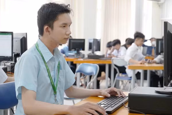 Sinh viên Trường Cao đẳng Công Thương miền Trung (MITC) trong giờ thực hành. Ảnh: ITN