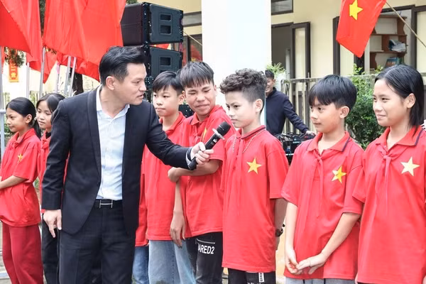 Chuyên gia trao đổi, tuyên truyền phòng chống bạo lực học đường cho học sinh Trường THCS Ninh Thắng (Nam Hoa Lư, Ninh Bình).