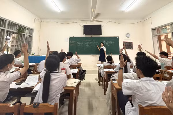 Giờ học tại Trường THPT Nguyễn Huệ (Vĩnh Long). Ảnh: NTCC