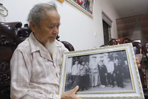 Bức ảnh các thiếu niên được chụp ảnh chung với Bác sau bao nhiêu năm ông Thỉ còn lưu giữ. 