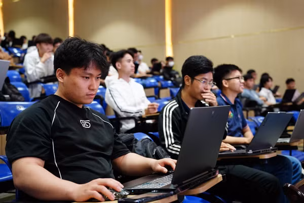 Trường Đại học Bách khoa (Đại học Đà Nẵng) tập huấn sử dụng AI trong học tập và nghiên cứu khoa học cho sinh viên. Ảnh: NTCC