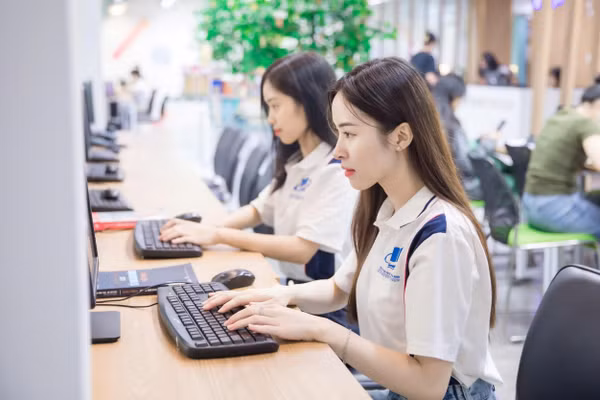 Sinh viên Trường Đại học Mở TPHCM. Ảnh: NTCC