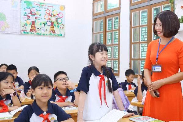 Giờ học của cô và trò Trường Tiểu học Trần Quốc Toản (phường Tô Hiệu, Sơn La). Ảnh: ITN