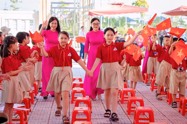 Cô, trò Trường Tiểu học Cửa Nam (Nam Định, Ninh Bình) trong ngày khai giảng năm học 2025 - 2026. 
