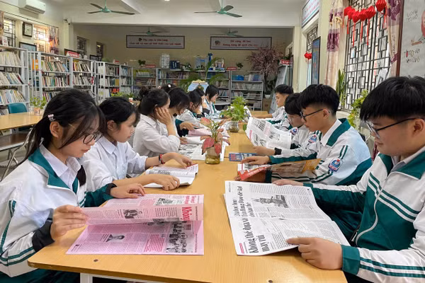Học sinh Trường THPT Kim Sơn A đọc Báo Giáo dục và Thời đại. Ảnh: TG