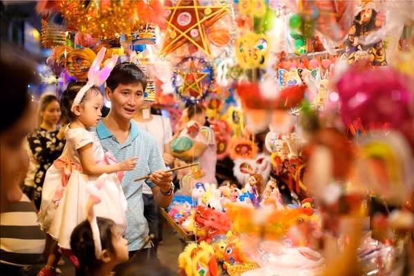 Mỗi mùa lễ hội không chỉ phản ánh đời sống văn hóa cộng đồng, mà còn tác động trực tiếp tới nhận thức và hành vi của trẻ em. Ảnh: Avakids.