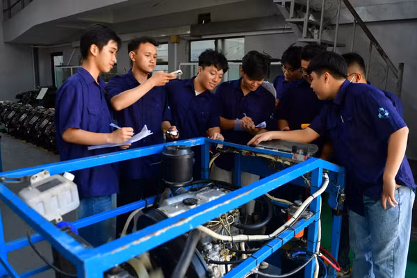 Sinh viên Trường Đại học Bách khoa, Đại học Quốc gia TPHCM thực hành tại xưởng ô tô. Ảnh: Quỳnh Danh