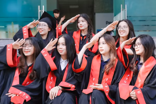Sinh viên Trường Đại học Ngoại thương trong ngày tốt nghiệp. Ảnh: NTCC