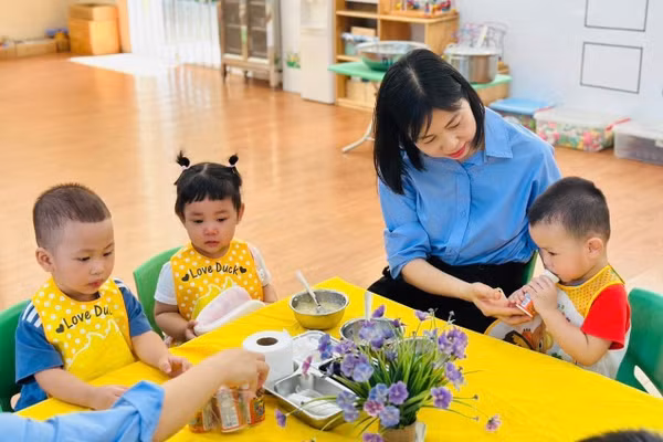 Trẻ ăn bán trú tại Trường Mầm non Ngô Thì Nhậm (Hà Đông, Hà Nội). Ảnh: Đình Tuệ