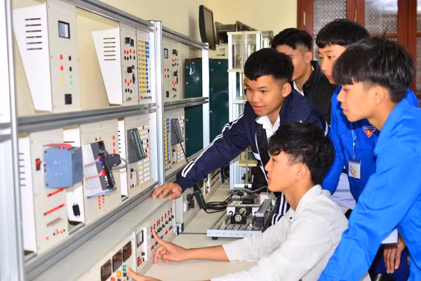 Đào tạo nghề Điện công nghiệp tại Trường Cao đẳng Điện Biên. Ảnh: Minh Đức