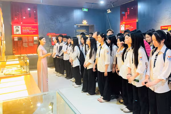 Học sinh Trường THPT Huỳnh Thúc Kháng (Trường Vinh, Nghệ An) tham quan Bảo tàng Nghệ An - Xô viết Nghệ Tĩnh. Ảnh: NTCC