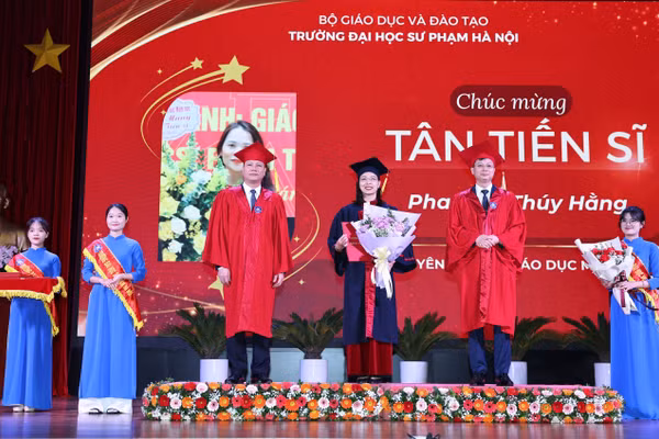 Tân tiến sĩ nhận bằng tốt nghiệp của Trường ĐH Sư phạm Hà Nội. Ảnh: Thanh Tùng