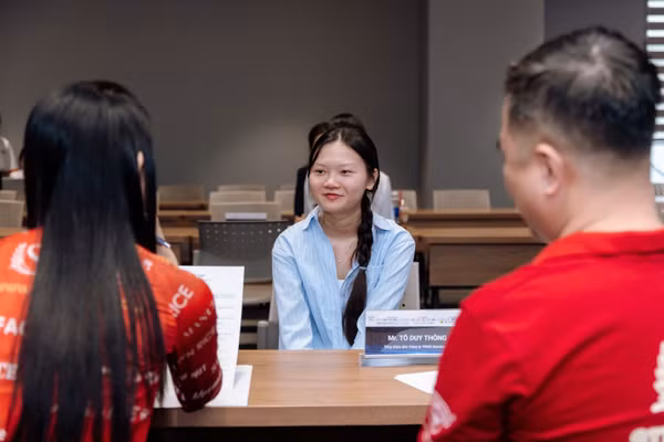 Sinh viên Đại học Kinh tế TPHCM được doanh nghiệp phỏng vấn tuyển dụng tại trường. Ảnh: Lê Nam