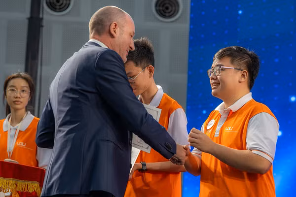 Trường Đại học Việt Đức trao học bổng cho sinh viên. Ảnh: VGU