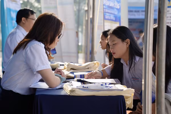 Học sinh tham gia chương trình tư vấn tuyển sinh, hướng nghiệp năm 2026. Ảnh: HVHK