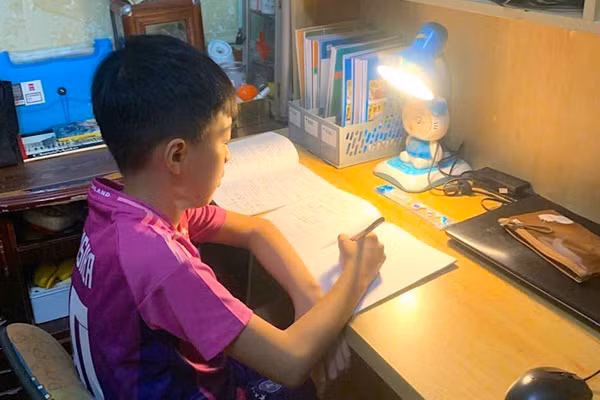 Sau khi “Tiếng kẻng học bài” vang lên, tất cả học sinh trên địa bàn xã Nguyễn Văn Linh tự giác ngồi vào bàn học. Ảnh: NVCC