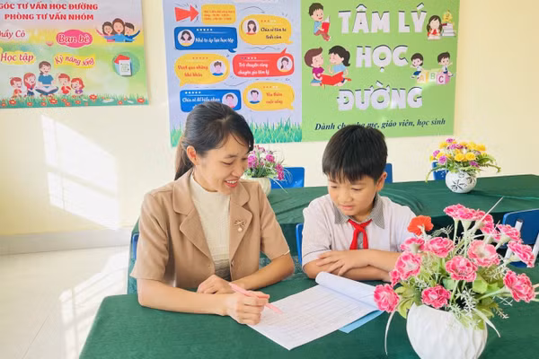 Tư vấn tâm lý cho học sinh tại Trường Tiểu học Đại Lai (Bắc Ninh). Ảnh minh họa: Vũ Nga