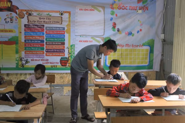 Thầy trò Trường Phổ thông DTBT Tiểu học Nậm Mô (Mường Mô, Lai Châu). Ảnh: Hà Thuận