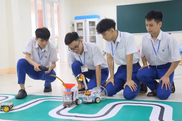 Nhóm xây dựng 2 phiên bản robot, gồm robot cầm tay với tính năng điều khiển từ xa.