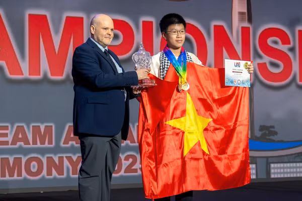 Vũ Hoàng Nam sở hữu hơn 40 huy chương Olympic Toán, Tin học và tiếng Anh cấp quốc gia và quốc tế. Ảnh: NVCC