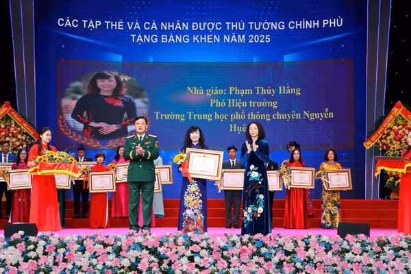 Nhà giáo Phạm Thúy Hằng vinh dự nhận Bằng khen của Thủ tướng Chính phủ năm 2025. 