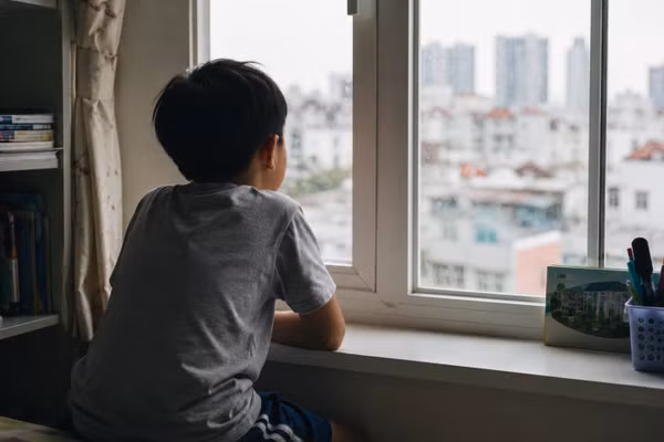 Nhiều trẻ em ngày nay có điều kiện học tập, giải trí đầy đủ nhưng lại dành phần lớn thời gian trong không gian riêng, ít tương tác trực tiếp với bạn bè và người thân. Ảnh minh họa: ITN.