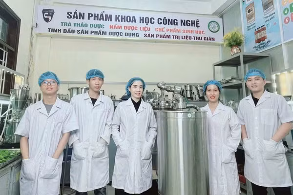 PGS.TS Nguyễn Thị Ái Nhung (thứ 3 từ trái qua) cùng nhóm nghiên cứu tại Viện Nghiên cứu và Ứng dụng Khoa học Công nghệ, Trường Đại học Khoa học, Đại học Huế. Ảnh: NVCC