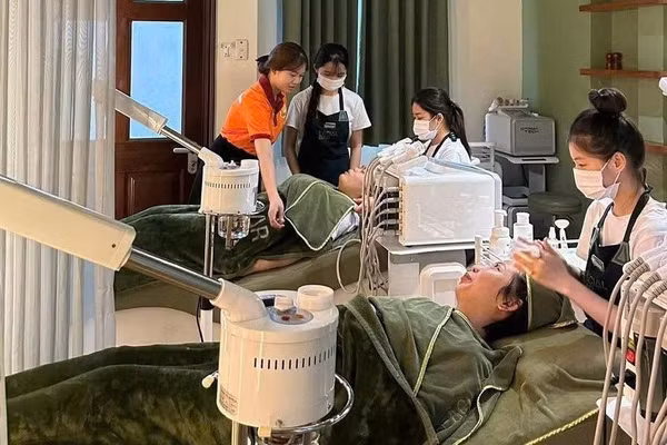 Một tiết học ngành Chăm sóc sắc đẹp tại Trường Cao đẳng Viễn Đông.