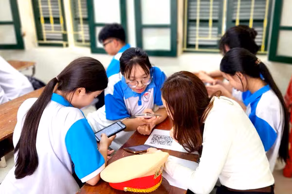 Học sinh tham gia đánh giá thông qua quét mã QR.
