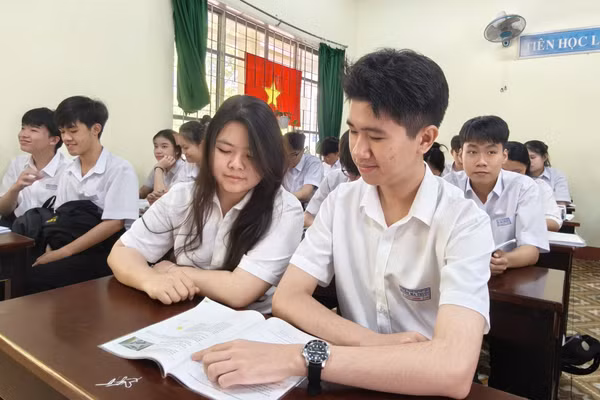 Nam sinh Lê Quốc Khánh và các bạn cùng lớp, Trường THPT Buôn Ma Thuột chuẩn bị cho kỳ thi sắp tới. Ảnh: Thế Hùng