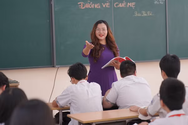 Giáo viên, học sinh Trường THCS Bế Văn Đàn (phường Quang Trung, Hà Nội). Ảnh: Xuân Phú