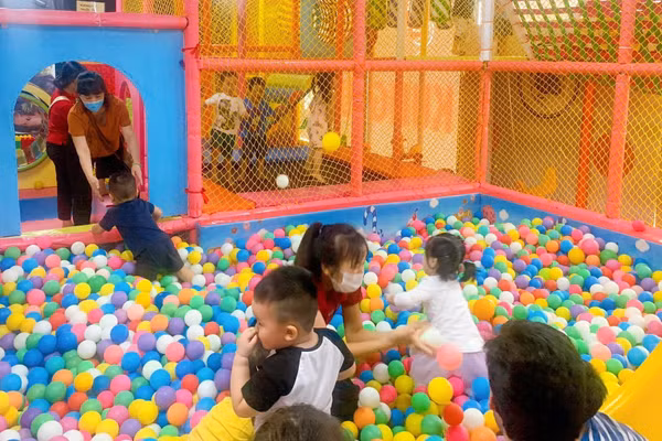 Mật độ trẻ tham gia vui chơi đông trong cùng một không gian là một trong những yếu tố làm tăng nguy cơ mất an toàn.