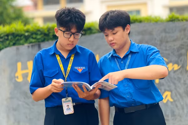 Hai nam sinh xuất sắc đạt giải Nhì Cuộc thi nghiên cứu khoa học, kỹ thuật cấp quốc gia.