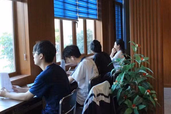 Không gian đọc hiện đại, thu hút đông đảo học sinh tại Trường THPT Lý Tự Trọng (xã Thạch Hà).
