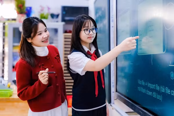 Cô Nguyễn Hồng Thúy hướng dẫn bài giảng cho học sinh.
