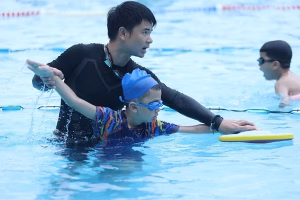 Dạy kỹ năng bơi cho trẻ em để phòng tránh tai nạn đuối nước. Ảnh: Anh Tuấn 