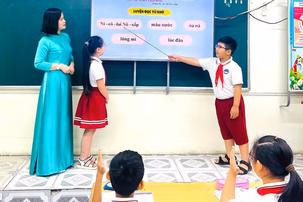 Tiết học “Luyện đọc từ khó” có chứa phụ âm L/N tại Trường Tiểu học Lê Hồng Phong (phường Thái Bình). Ảnh: NTCC