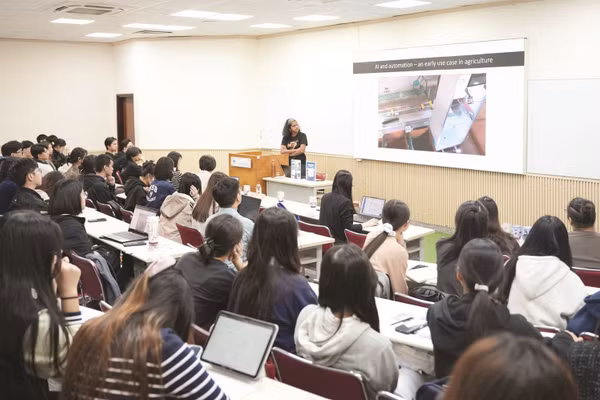 Không gian giảng đường đại học, nơi sinh viên tham gia các hoạt động học tập và trao đổi ý kiến.