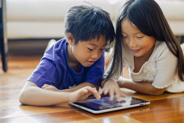 Trẻ em ngày nay có thể tiếp cận hàng nghìn đầu sách chỉ với một thiết bị nhỏ gọn, kết nối Internet. Ảnh minh họa: ITN.