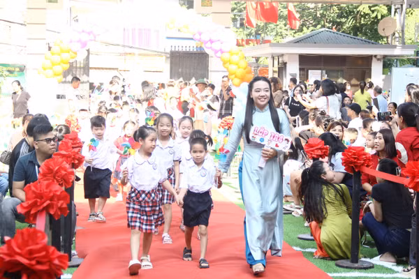 Cô - trò Trường Tiểu học Vĩnh Tuy (Vĩnh Hưng, Hà Nội). Ảnh: TG