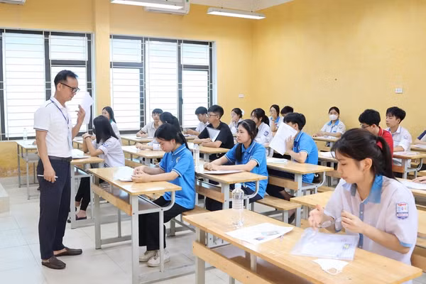 Thí sinh tham dự kỳ thi tuyển sinh vào lớp 10 THPT tại điểm thi THPT Quế Võ 1. Ảnh: TL