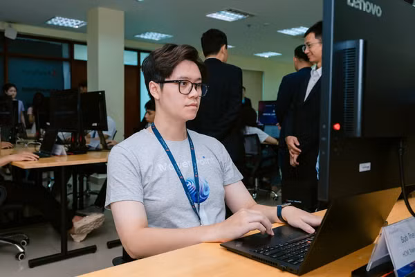 Sinh viên thực hành tại phòng nghiên cứu AI Lab UIT của Trường Đại học Công nghệ Thông tin - Đại học Quốc gia TPHCM.