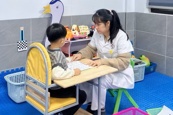 Bên cạnh nỗ lực của gia đình, các nguồn lực xã hội đóng vai trò quan trọng trong việc nâng đỡ phụ huynh và trẻ có nhu cầu đặc biệt. Ảnh minh họa: ITN.