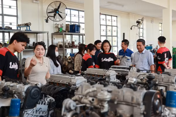 Sinh viên Trường Cao đẳng Kỹ thuật Công nghệ Quy Nhơn tại phòng thực hành với đầy đủ trang thiết bị hiện đại.