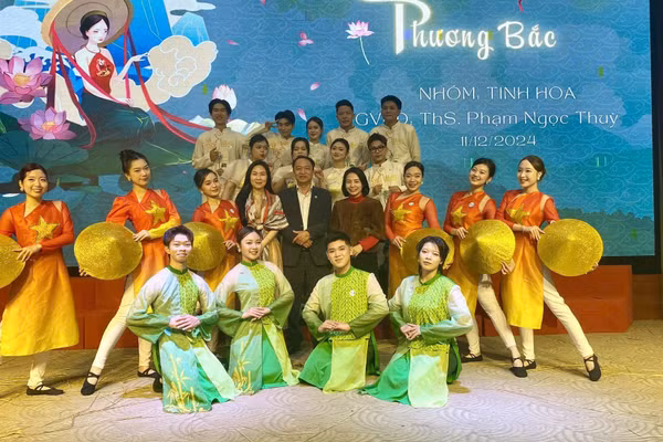 TS Hoàng Công Dụng trong một hoạt động nghệ thuật của Trường Đại học Sư phạm Nghệ thuật Trung ương. Ảnh: NVCC
