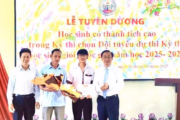 Trường PTDTNT THPT Đam San biểu dương thành tích của học sinh Nguyễn Thọ Hoàng Anh. Ảnh: Thành Tâm