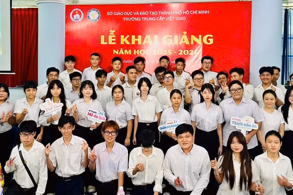 Thầy, trò Trường Trung cấp Việt Giao chào đón năm học mới 2025 - 2026. Ảnh: NTCC 